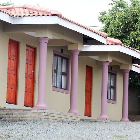 Mbopha Guest House Ulundi Экстерьер фото