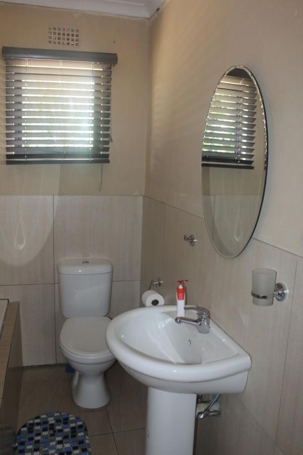 Mbopha Guest House Ulundi Экстерьер фото